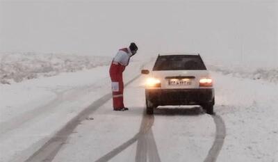 بارش برف و باران در جاده‌های ۲۷ استان / محدودیت تردد در جاده چالوس و هراز