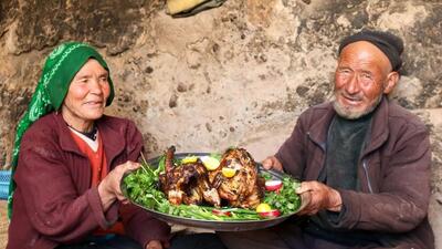 خلاقیت دیدنی یک زوج غارنشین در کباب کردن دو مرغ روی زغال (فیلم)
