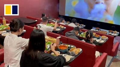 سینماهای جدید در چین/ هم سینماست و هم سالن غذا خوری/ قابلمه داغ جلوی تماشاگران! (فیلم)