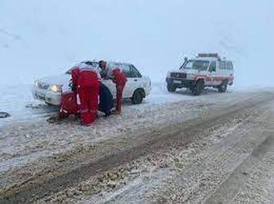 امدادرسانی هلال احمر همدان به ۳۰ مسافر گرفتار در برف و اسکان ۱۸ نفر