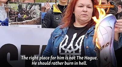(ویدئو) یک زن عکس پوتین را به آتش کشید