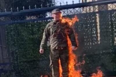 فیلم سلفی هولناک سرباز آمریکایی از خودسوزی‌اش مقابل سفارت آمریکا | هشدار، این ویدئو حاوی صحنه های دلخراش است