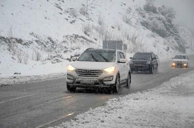 اعمال محدودیت‌های تردد در جاده چالوس و هراز | رانندگان تجهیزات زمستانی همراه داشته باشند |‌ ببینید