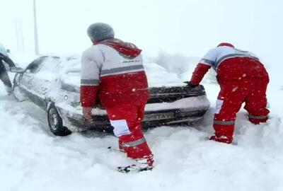 امدادرسانی هلال احمر به ۲۴۲ نفر از گرفتاران در برف و کولاک مازندران