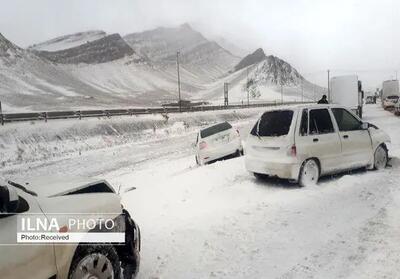 امداد رسانی راهداران زنجان به بیش از  ۴۵۰ خودروی گرفتار در کولاک