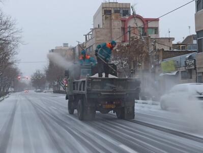 استمرار آماده‌باش نیروهای خدمات شهری مشهد در پی برودت هوا و بارش برف
