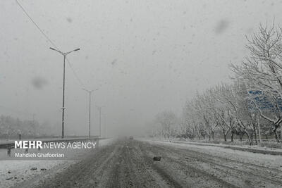 بارش برف و کولاک جاده‌های اصلی خراسان رضوی را لغزنده کرده است