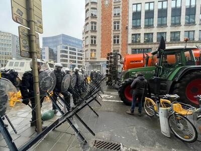 کشاورزان خشمگین مقر اتحادیه اروپا را در بروکسل محاصره کردند