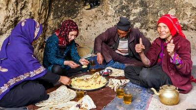 طرز تهیه پلو مرغ محلی به سبک زوج غارنشین افغان (فیلم)