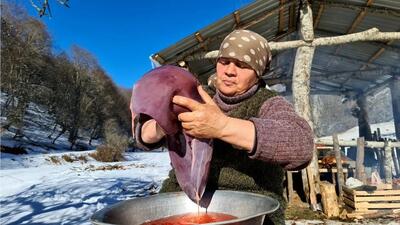 طرز تهیه جیز بیز، یک غذای سنتی با جگر گاو توسط بانوی روستایی آذربایجانی (فیلم)