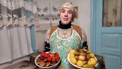 طرز پخت غذای سنتی با گوشت و سیب زمینی توسط بانوی اوکراینی (فیلم)