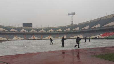 وضعیت چمن‌ استادیوم آزادی پیش از بازی استقلال و سپاهان هنگام بارش برف |  تصاویر