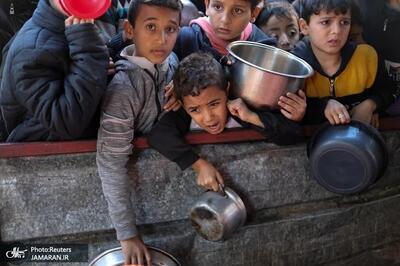 قحطی در غزه در پی حملات اسرائیل/ تلاش فلسطینیان برای بدست آوردن آرد