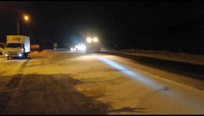 نمک پاشی جاده بردسکن به سبزوار به دلیل بارش برف