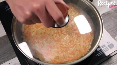 با سیب زمینی، هویج و تخم مرغ این غذای ساده ازبکستانی را درست کنید (فیلم)