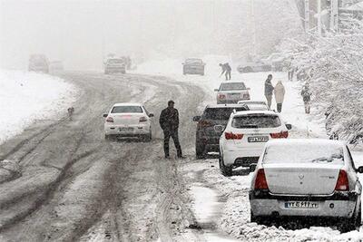 برف سنگین مردم را در این جاده گرفتار کرد