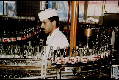 عکس/ ۳۰ سال قبل؛ کارگران کوکاکولا در ایران