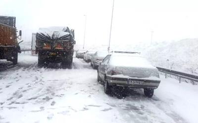 امدادرسانی به ۲۳۸ خودرو گرفتار در برف توسط نیروهای راهداری کردستان