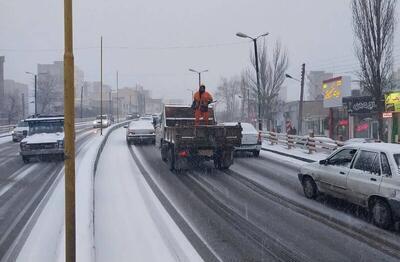 امدادرسانی به ۲۳۸ خودرو گرفتار در برف توسط راهداران کردستان