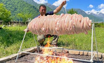غذای روستایی؛ کباب کردن گوشت و ۴۰۰ متر روده به سبک آشپز مشهور آذربایجانی (فیلم)