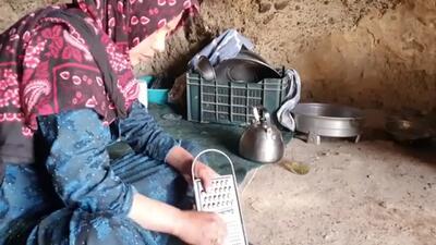 (ویدئو) نمایی از پخت کوکو سیب زمینی محلی به روش یک زوج جوان غارنشین افغان