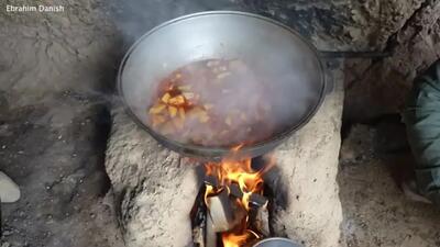 (ویدئو) نحوه پخت پلو گوجه سیب زمینی توسط یک زوج جوان غارنشین افغان