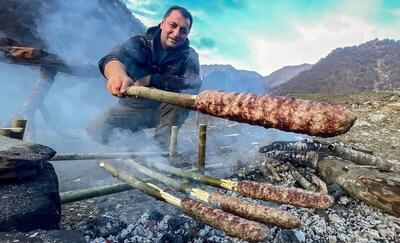 (ویدئو) کباب کردن گوشت و ۴۰۰ متر روده به سبک آشپز مشهور آذربایجانی