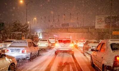 گیرکردن ماشین برف روبی شهرداری در برف/فیلم