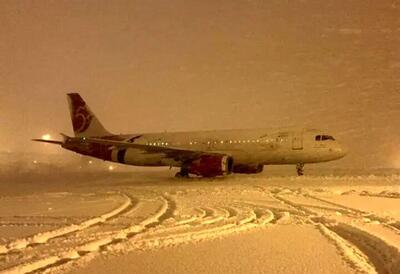 برف و یخبندان شدید در فرودگاه مشهد+ فیلم