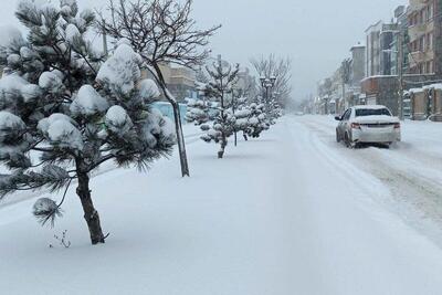امداد رسانی ماموران پلیس راه اصفهان به 1350 خودروی گرفتار در برف