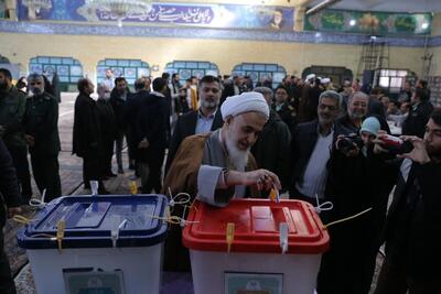 امام جمعه قزوین رأی خود را در شعبه مسجد امام خمینی (ره) به صندوق انداخت