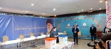 تصاویری از رئیسی در محل اخذ رای انتخابات مجلس و خبرگان