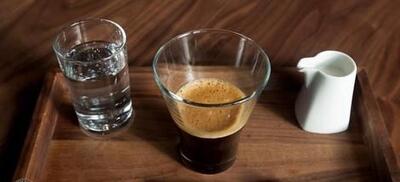 دلیل خوردن آب بعد از قهوه؛ آب کنار قهوه اسپرسو