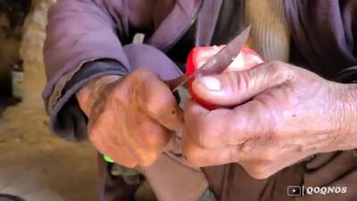 (ویدئو) یک روش خلاقانه برای پخت آبگوشت مرغ به سبک زوج غارنشین افغان در ظروف شیشه ای