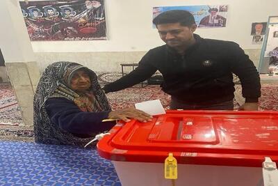 بانوی ۹۹ ساله طبسی رای خود را به صندوق انداخت