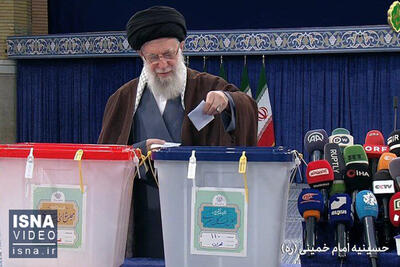 ویدیو/ صبح جمعه؛ رهبر انقلاب اسلامی رای خود را به صندوق انداختند