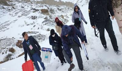 ساعت‌ها تلاش برای رساندن صندوق‌های اخذ رأی به مناطق عشایری کلات در برف و کولاک شدید