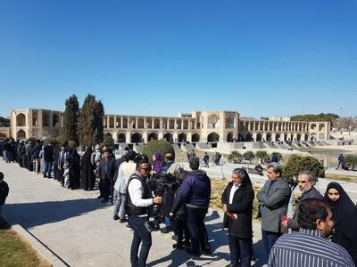 استاندار اصفهان: حضور در آغازین ساعات انتخابات، نشان از شناخت مردم است