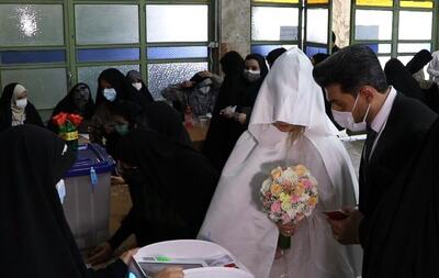 ببینید | حضور جالب یک عروس و داماد پای صندوق رای در مسجد