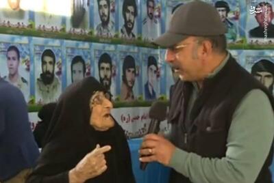 فیلم/ حضور مادر شهید ۹۰ ساله دهلرانی در انتخابات