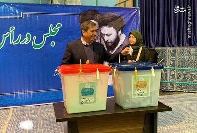 فیلم/ حضور همتی و همسرش برای شرکت در انتخابات در حسینیه جماران