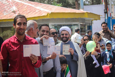 انتظار مردم قزوین برای آغاز رای گیری انتخابات مجلس