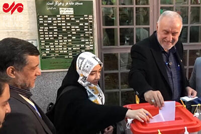 استاندار تهران همراه با یک خبرنگار رای اولی رای داد