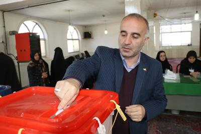 فرماندار شهرستان رودبار رأی خود را به صندوق انداخت‌