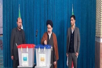 نماینده ولی فقیه در آذربایجان غربی رای خود را به صندوق انداخت