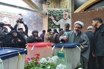 صف مردم کرمان در کنار مرقد شهید سلیمانی برای اخذ رای