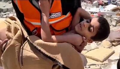 زنده ماندن پسربچه فلسطینی در زیر آوار پس از ۹ روز