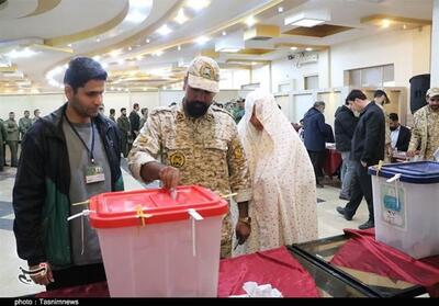 ‌لحظه‌های ناب حضور در کرمان؛ آغاز زندگی مشترک در پای صندوق رأی + عکس - تسنیم