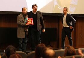 اصغر فرهادی جایزه ویژه‌اش را در بلگراد گرفت - سایت خبری اقتصاد پویا