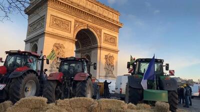 (ویدئو) کشاورزان معترض تراکتورها را به شانزلیزه بردند